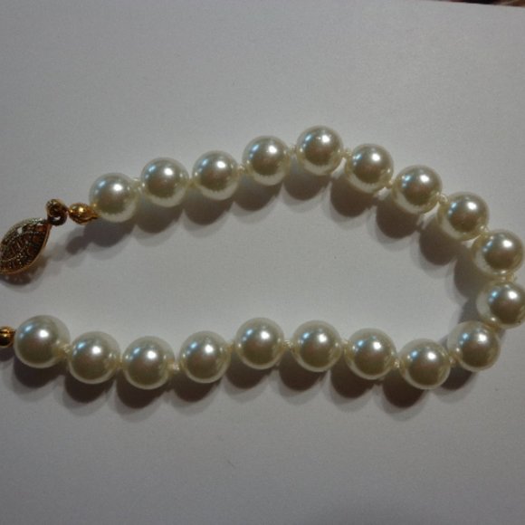 Faux Pearl Necklace & Bracelet Set - Picture 2 of 6